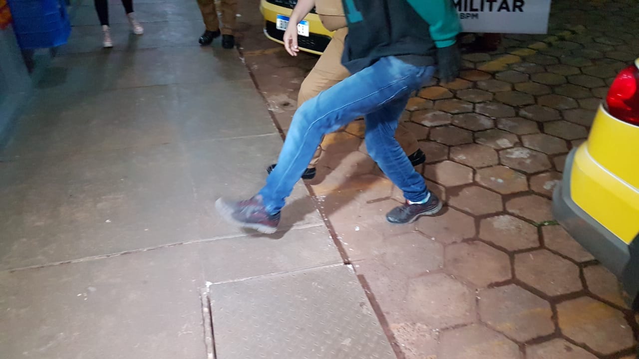 Dois jovens são detidos pela PM durante furto em farmácia na Rua Paraná Imagem referente a Dois jovens são detidos pela PM durante furto em farmácia na Rua Paraná