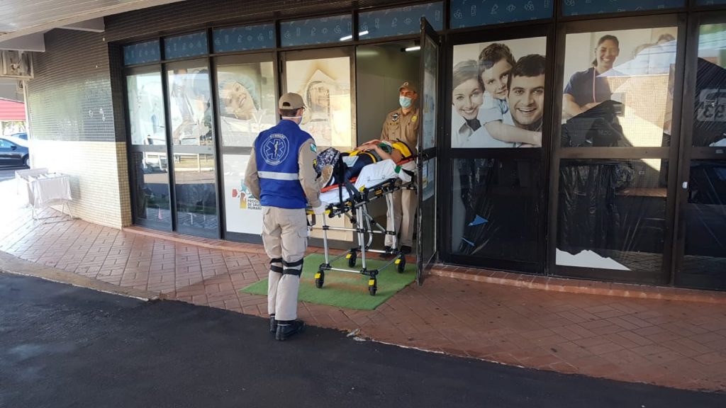 Mulher é socorrida após sofrer queda de bicicleta às margens da BR-277 Mulher é socorrida após sofrer queda de bicicleta às margens da BR-277