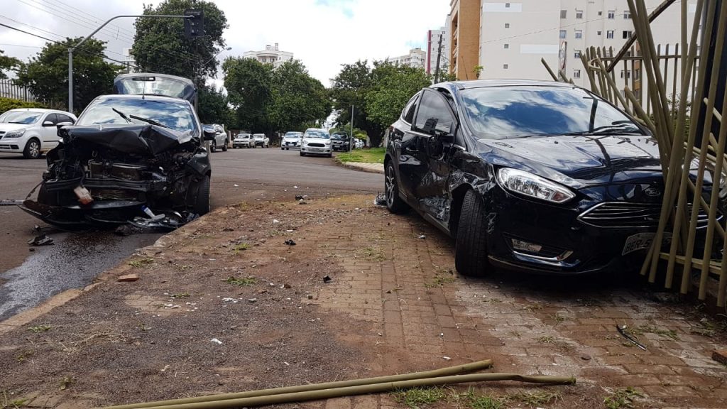 Focus e Ka se envolvem em forte colisão no Centro de Cascavel Focus e Ka se envolvem em forte colisão no Centro de Cascavel