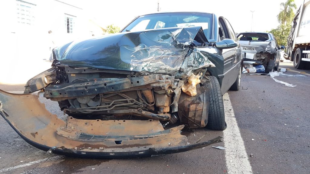 Colisão de trânsito envolve cinco carros na Av. Barão do Rio Branco