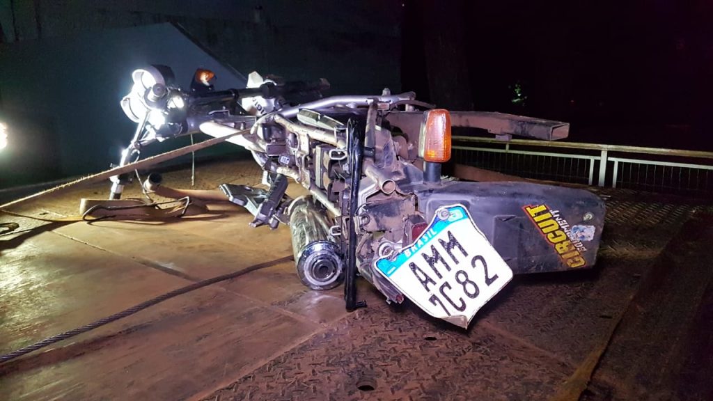 Criminosos retiram peças e abandonam chassi de moto em estrada