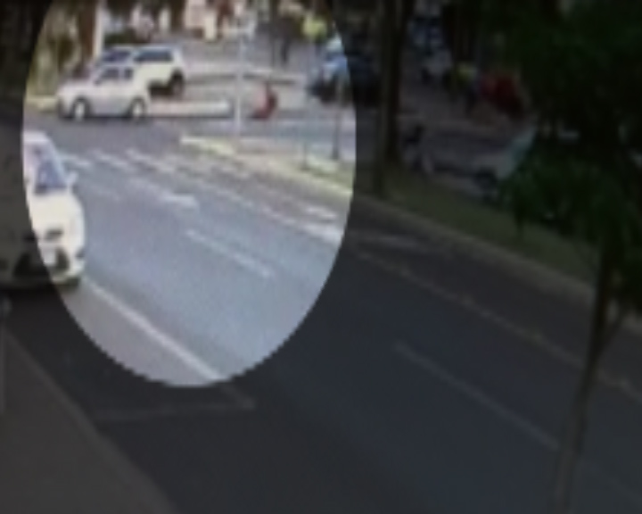 Veja: ciclista é arremessado ao ser atingido por carro na Av. Brasil