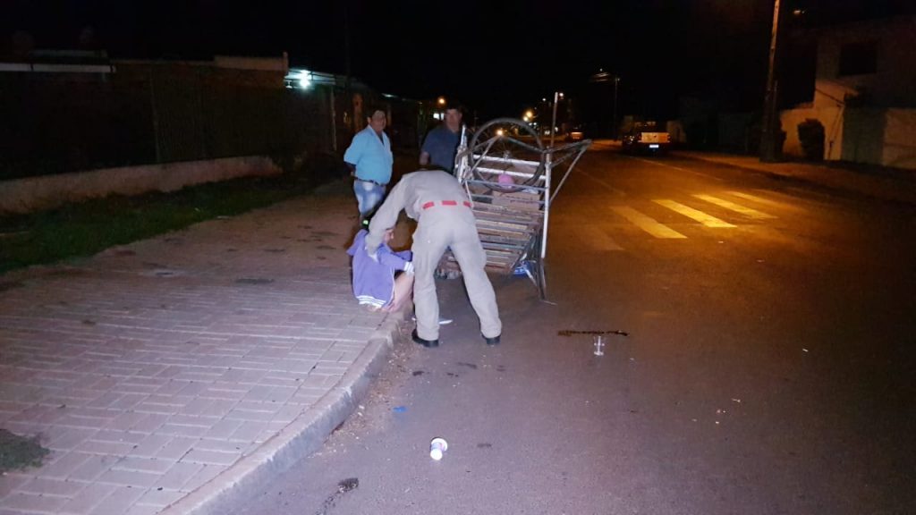 Coletora de recicláveis é atingida por carro que foge no Cascavel Velho