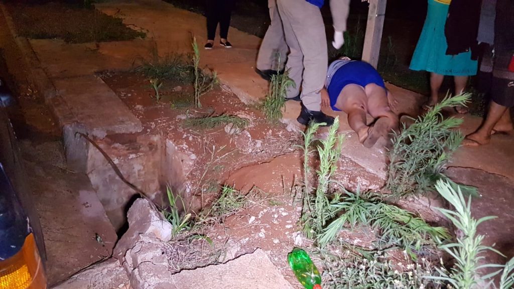 Ao desembarcar de carro, mulher cai em bueiro e precisa ser socorrida na Jd. Veneza
