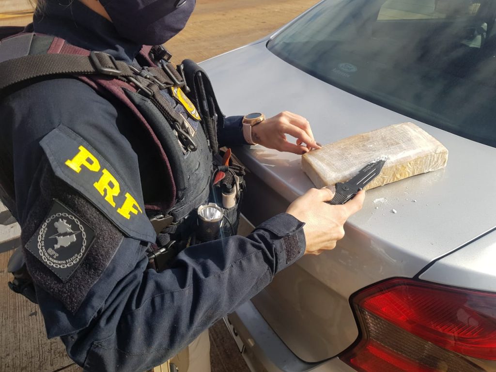 BR-277: PRF prende homem e apreende cocaína transportada escondida em carro alugado