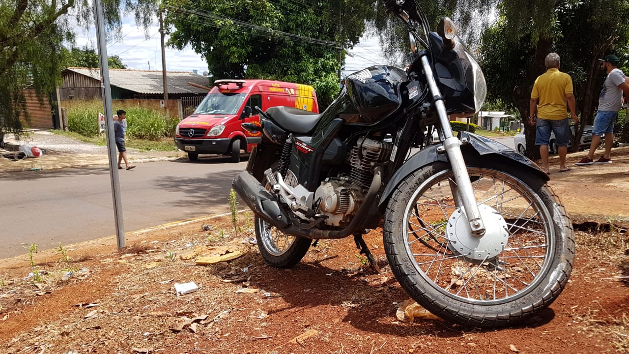 Carro e moto batem na Rua Parecis, no Santa Cruz