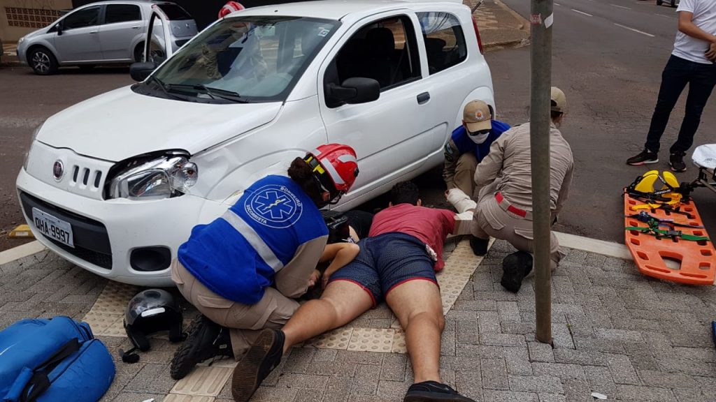 Mulher vai parar embaixo de carro após colisão entre carro e moto na Rua Paraná