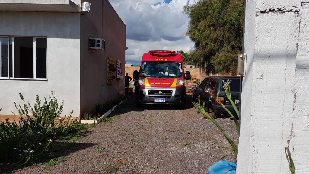 Fazendo reparos em imóvel, homem sofre queda e precisa dos cuidados do Siate