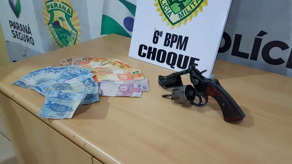 Ladrão que deixou documento cair em local de assalto é encontrado embaixo da cama em residência no Cascavel Velho
