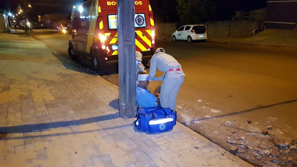 Homem sofre queda e precisa ser atendido pelo Corpo de Bombeiros
