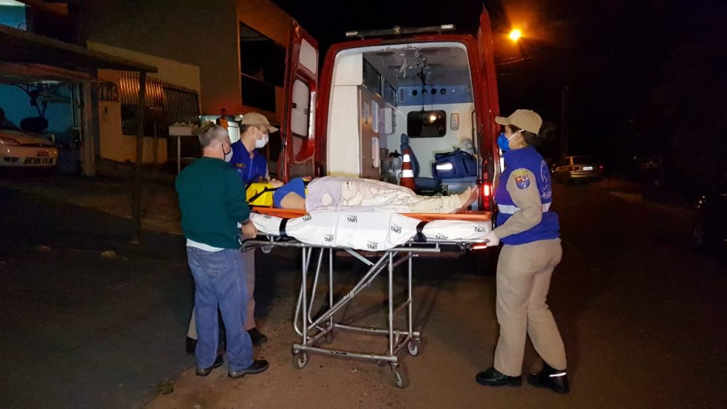 Adolescente fica ferida ao ser prensada por carro no Bairro Santa Cruz