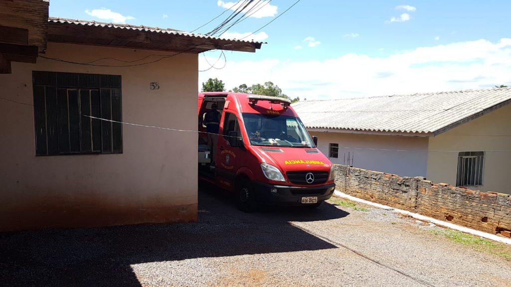 Idosa de 86 anos tem suspeita de fratura no fêmur após sofrer queda em banheiro