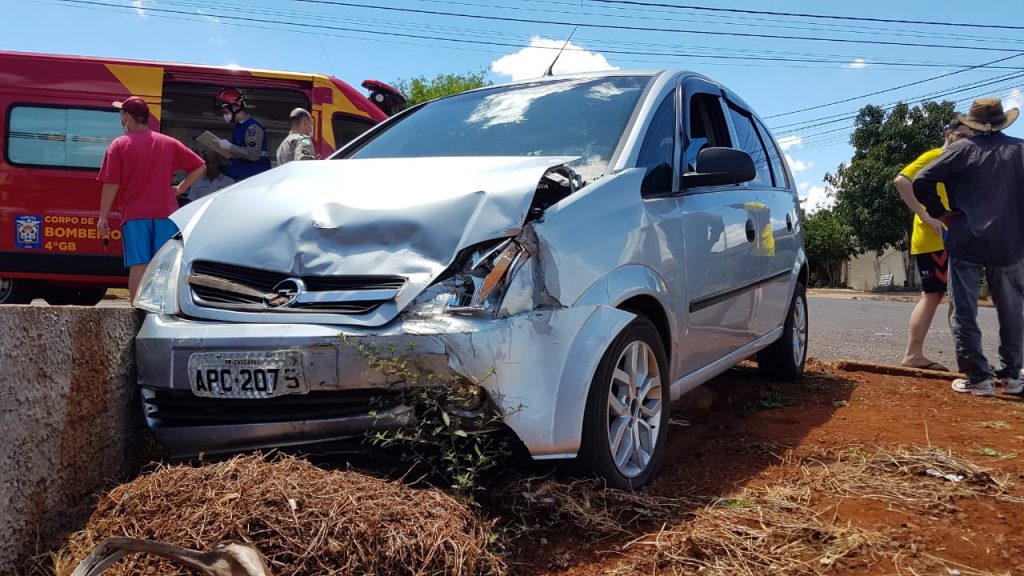 Após colisão, carros invadem área de calçada no Bairro Cascavel Velho