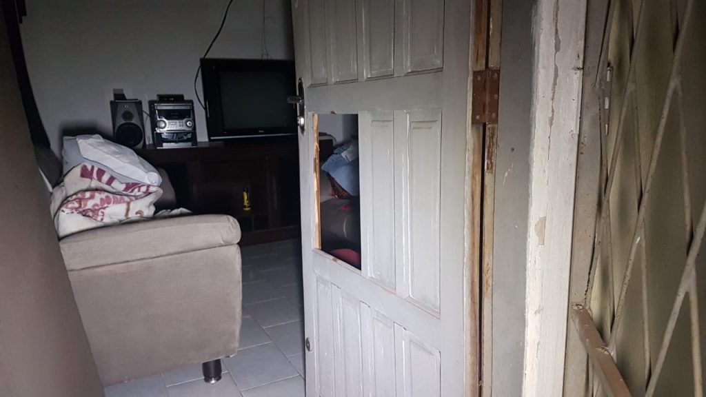 Ao chegar em casa, morador do Bairro Brasmadeira se depara com a porta arrombada Ao chegar em casa, morador do Bairro Brasmadeira se depara com a porta arrombada