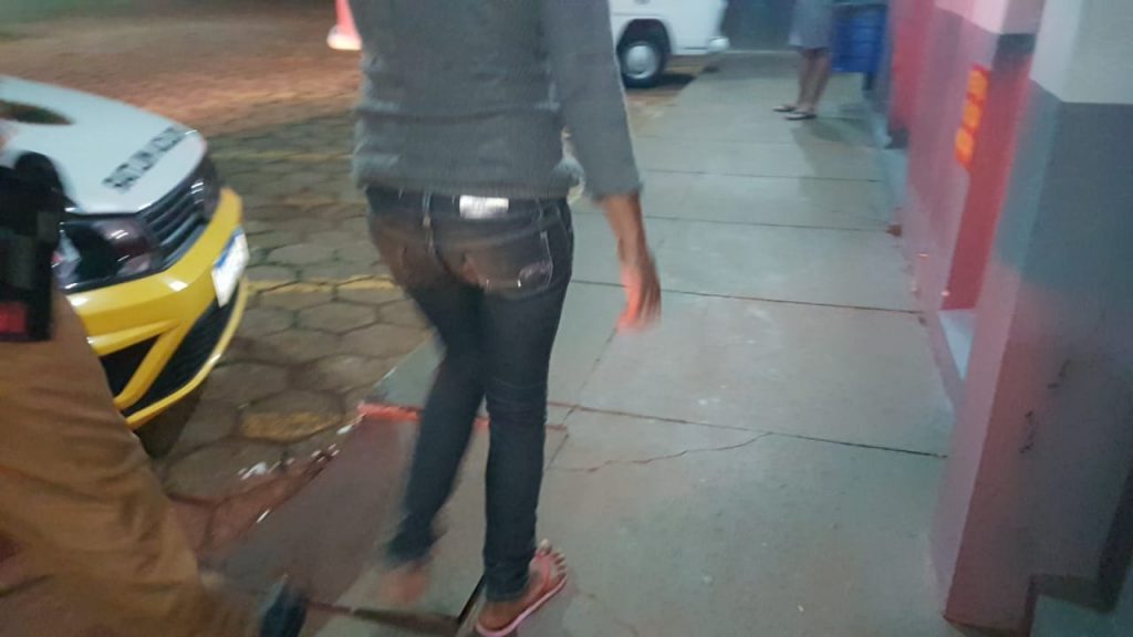 Mulher acusada de furtar uísque em distribuidora é levada à delegacia Mulher acusada de furtar uísque em distribuidora é levada à delegacia
