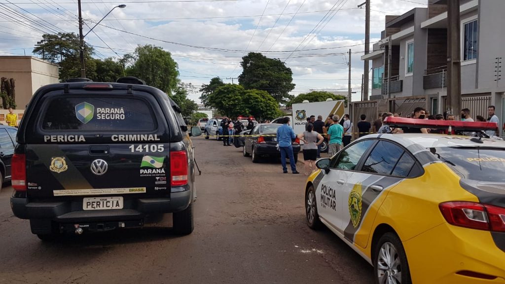 Familiares e amigos se despedem de Robson Fachini e Vanessa Postal Familiares e amigos se despedem de Robson Fachini e Vanessa Postal
