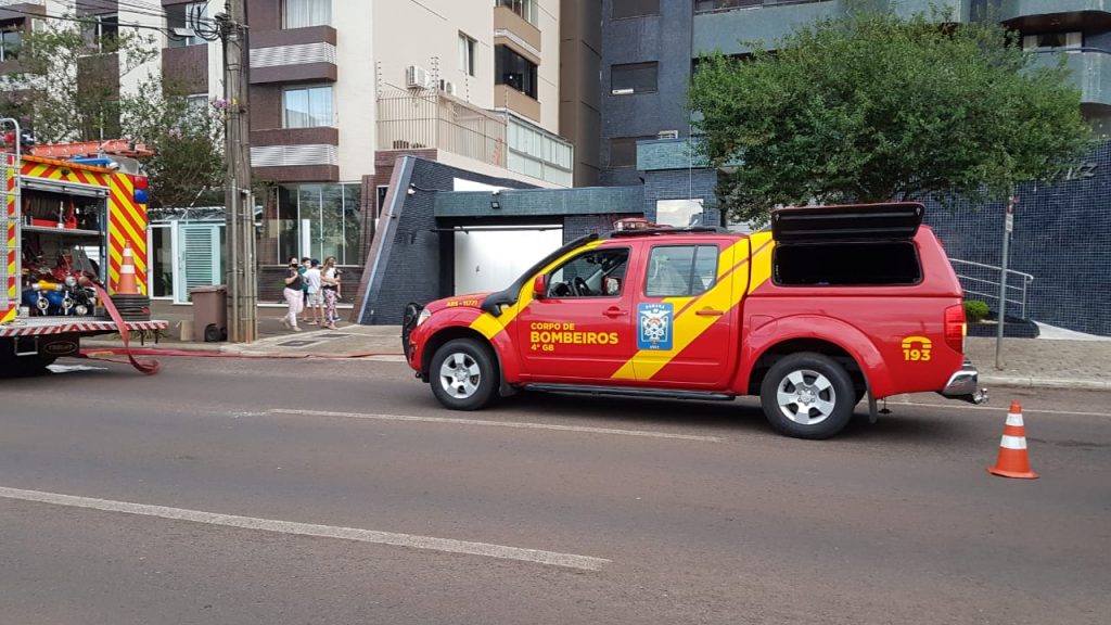 Fumaça em apartamento no 11º andar assusta moradores no Centro, na Rua Minas Gerais