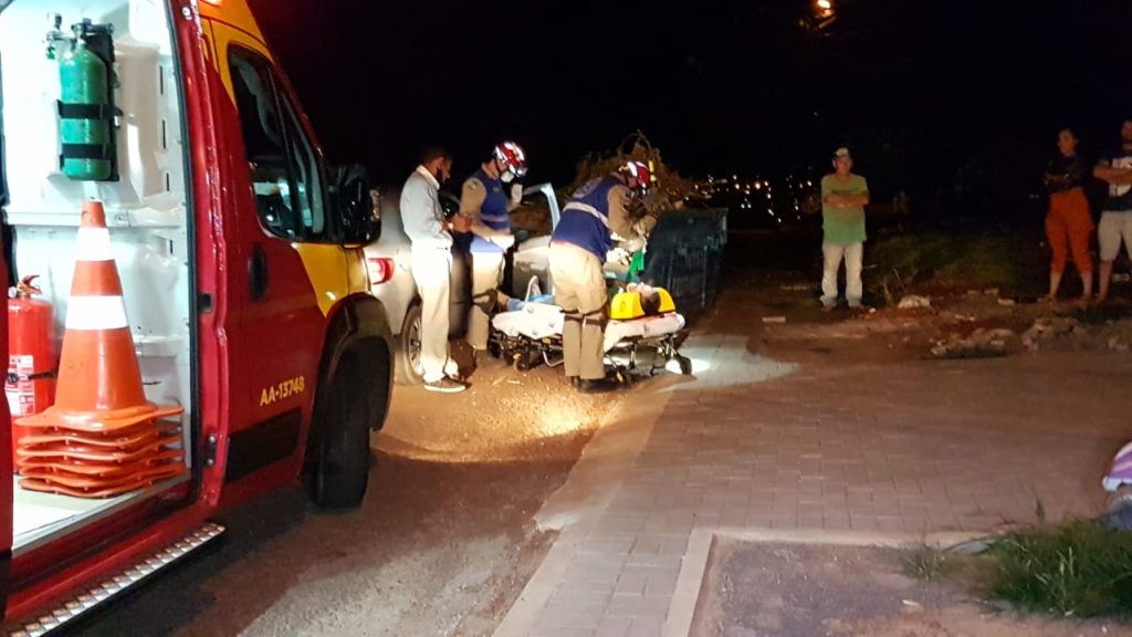 Homem fica ferido ao colidir carro com ‘papa entulho’ na Avenida das Pombas