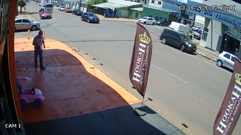 Vídeo flagra momento em que carro ‘fecha’ motociclista e provoca colisão Vídeo flagra momento em que carro ‘fecha’ motociclista e provoca colisão