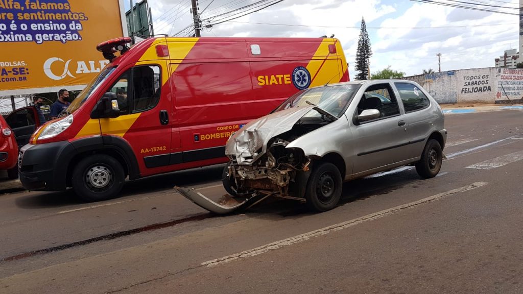 Veículos se envolvem em forte colisão de trânsito no Centro Veículos se envolvem em forte colisão de trânsito no Centro