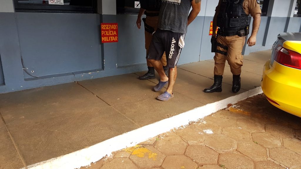 Brutalidade: homem esfaqueia os pais e mãe ainda tem perna e quadril fraturados