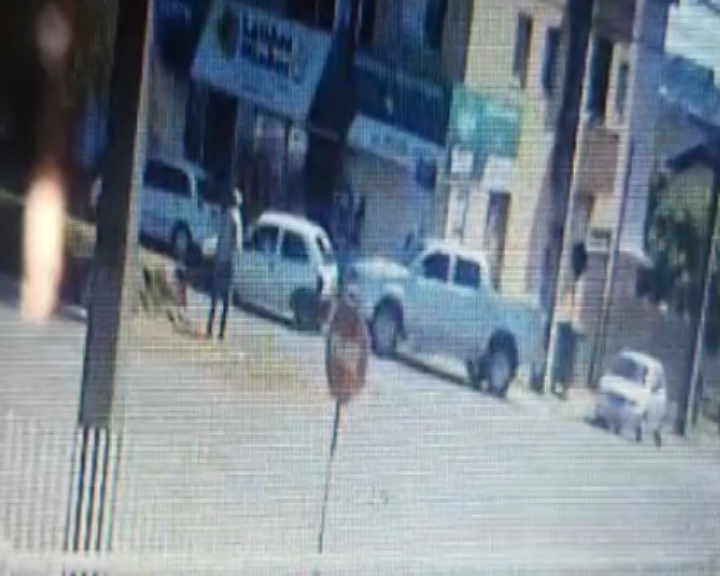 Caminhonete e Corsa batem na Avenida Carlos Gomes