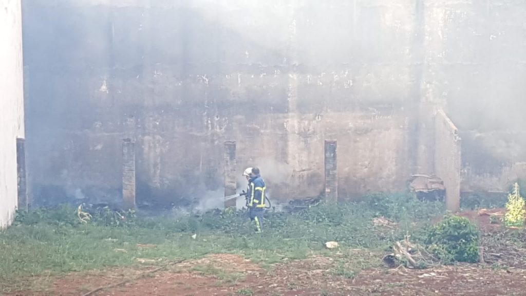 Bombeiros combatem incêndio em terreno no Centro