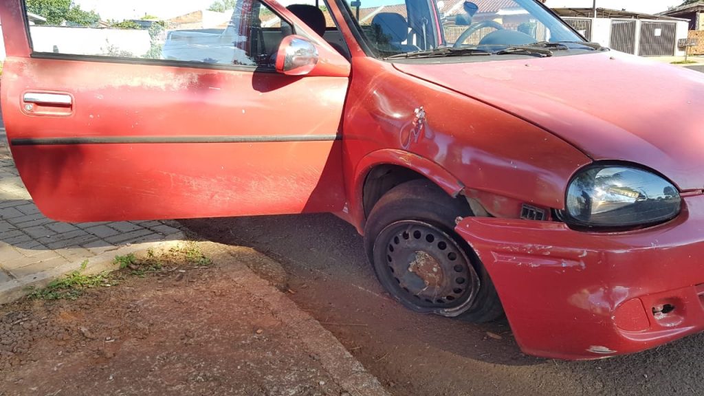Carros se envolvem em colisão na Rua Áustria, no Cascavel Velho