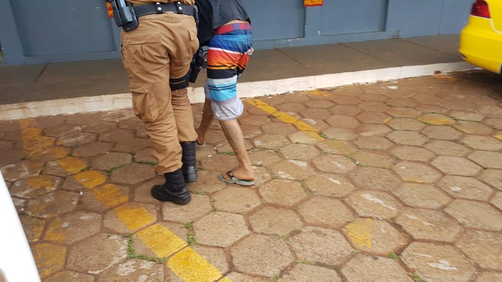Durante transmissão ao vivo, jovem é detido com arma de fogo no Floresta