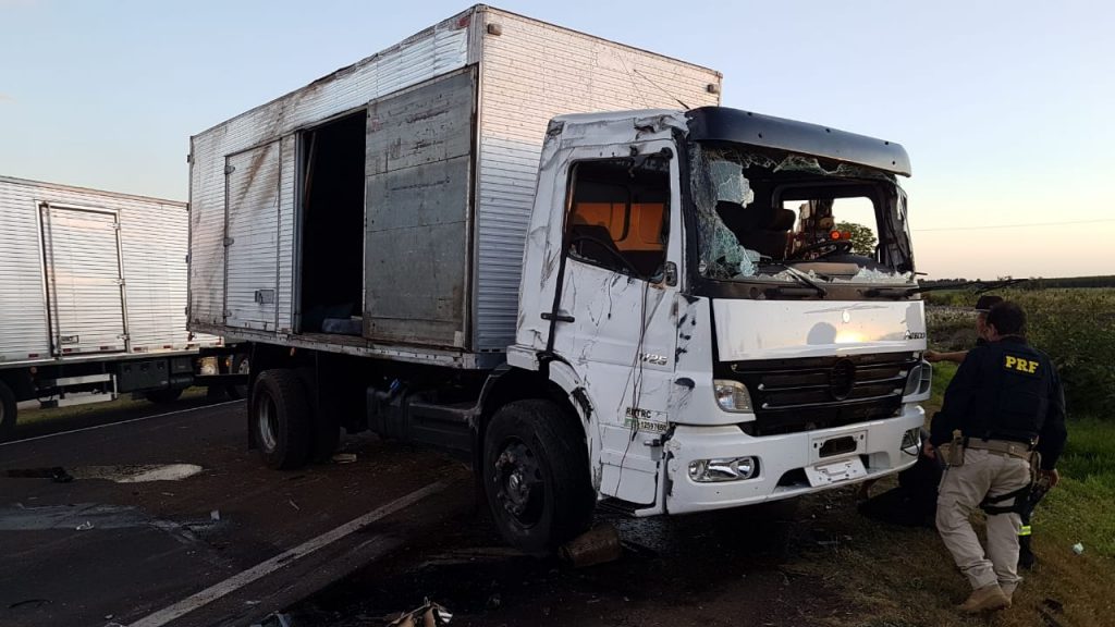 Caminhão tomba na BR-163 e duas pessoas ficam feridas