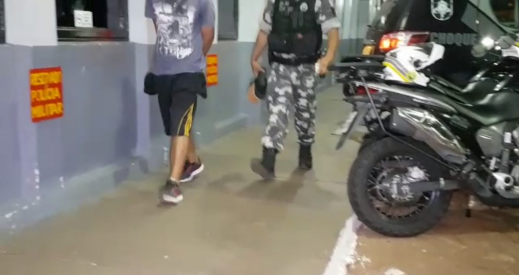 Dupla é detida com crack e dinheiro no Bairro Santa Cruz