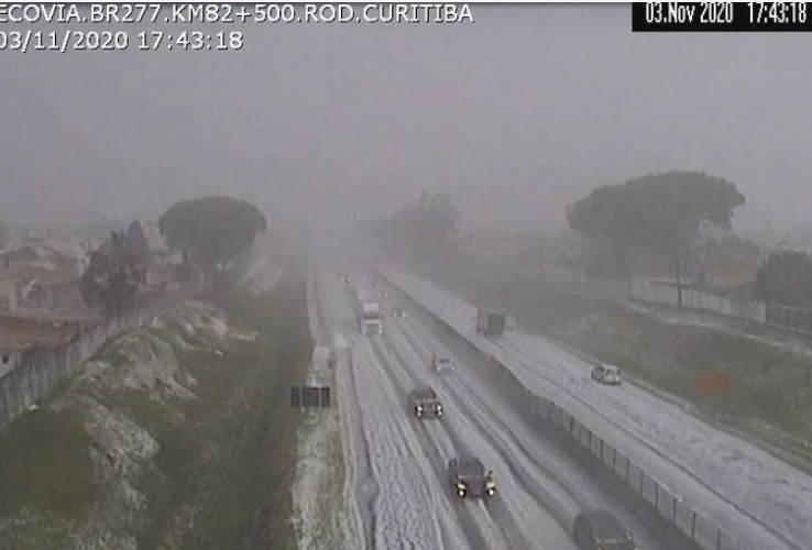 Chuva de granizo atinge várias regiões da Grande Curitiba e muda paisagem