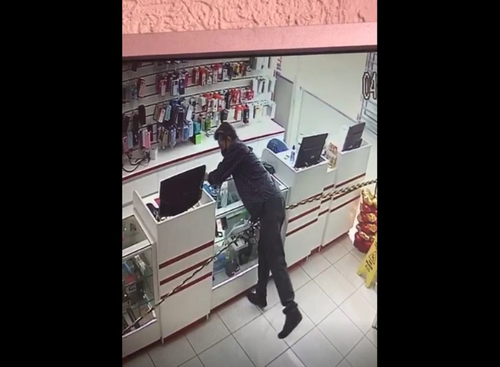 Aparelho celular é furtado em loja no Centro de Cascavel