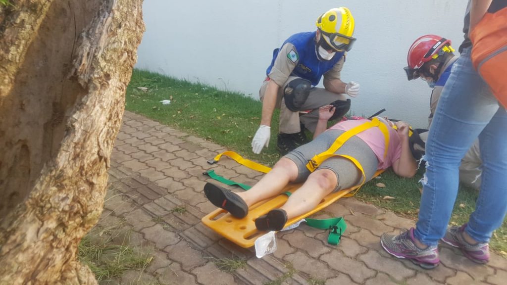 Ciclista se envolve em acidente com ônibus e caminhão no Bairro Neva