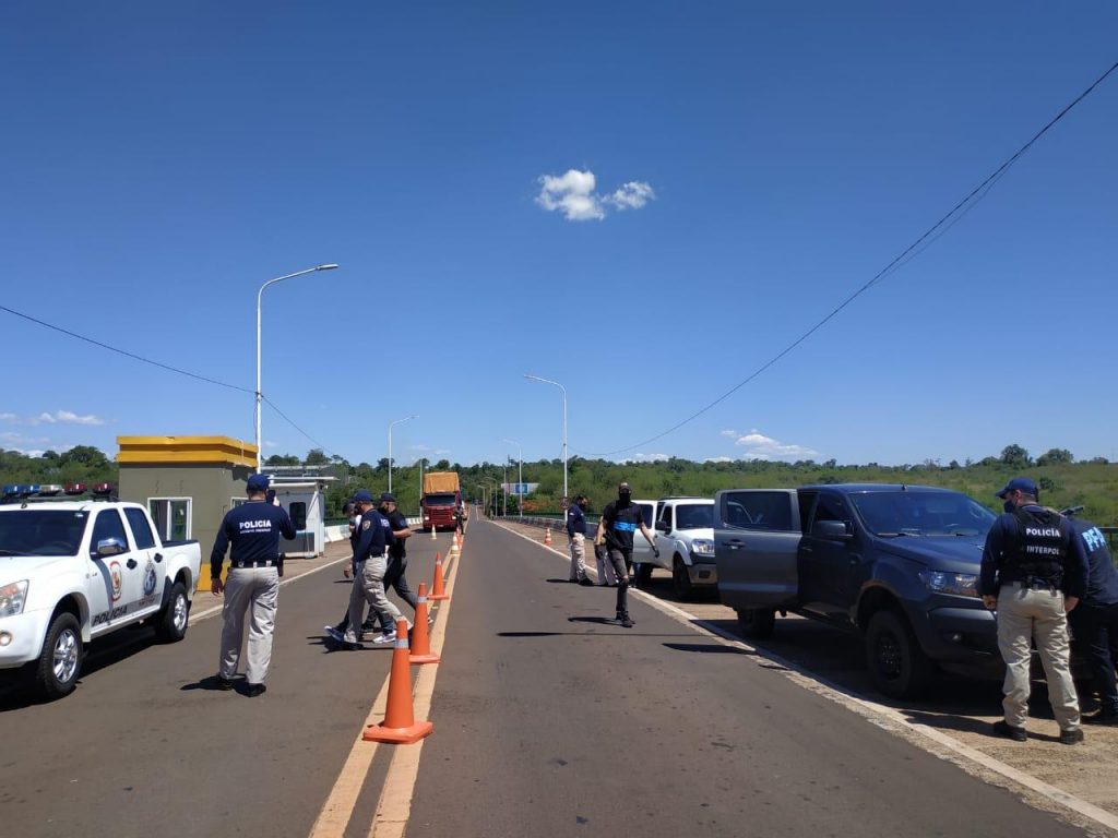 Esquema de segurança é montado na ponte Tancredo Neves para transferência de presos paraguaios