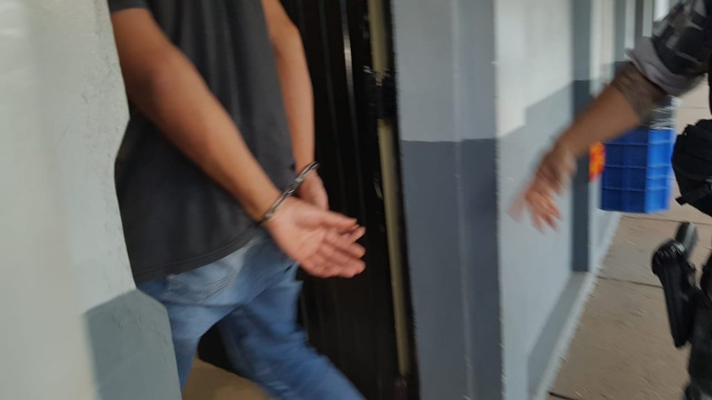 Pelotão de Choque detém jovem com cocaína e dinheiro