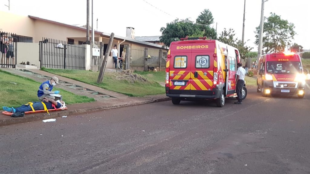 Cachorro atravessa a via bruscamente e duas pessoas ficam feridas em queda de moto no Floresta