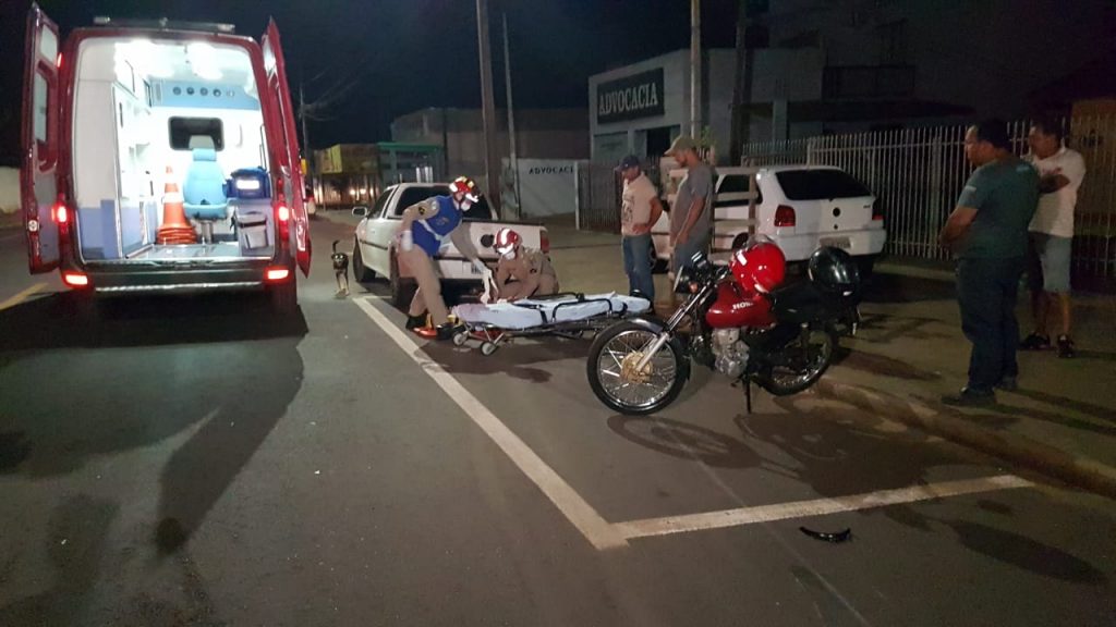 Motociclista é socorrido ao cair com veículo na Rua Xavantes