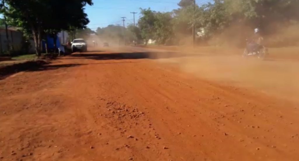 Morador reclama da poeira na Av. Piquiri e cobra por mais agilidade na conclusão das obras