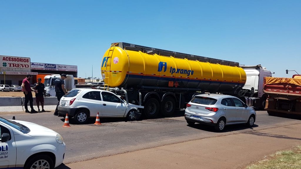 Pneu fura, motorista perde o controle e atinge caminhão, no Trevo Cataratas