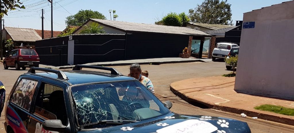 Carros batem em cruzamento no Bairro Interlagos