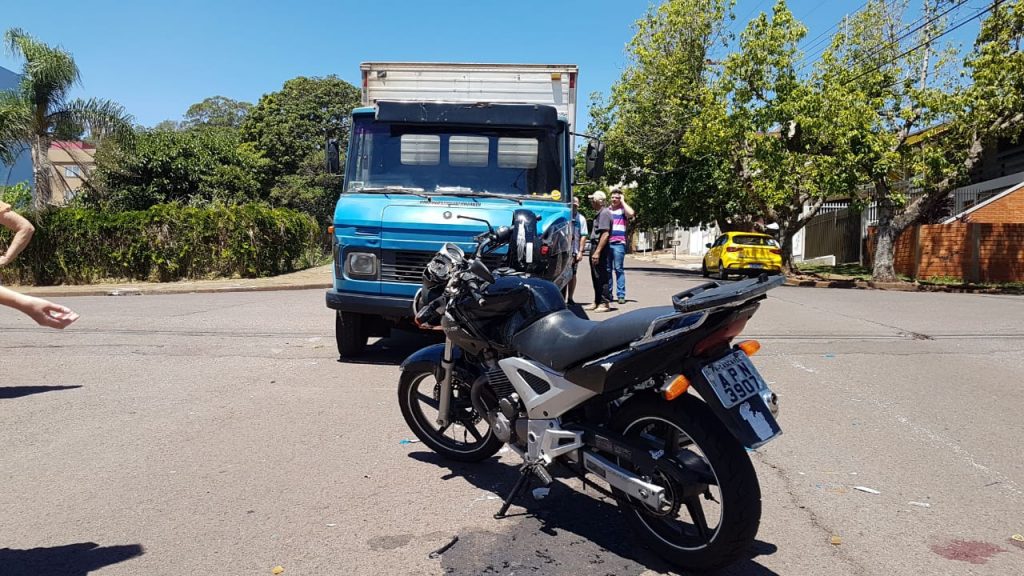 Motociclista tem lesão grave após se envolver em colisão com caminhão