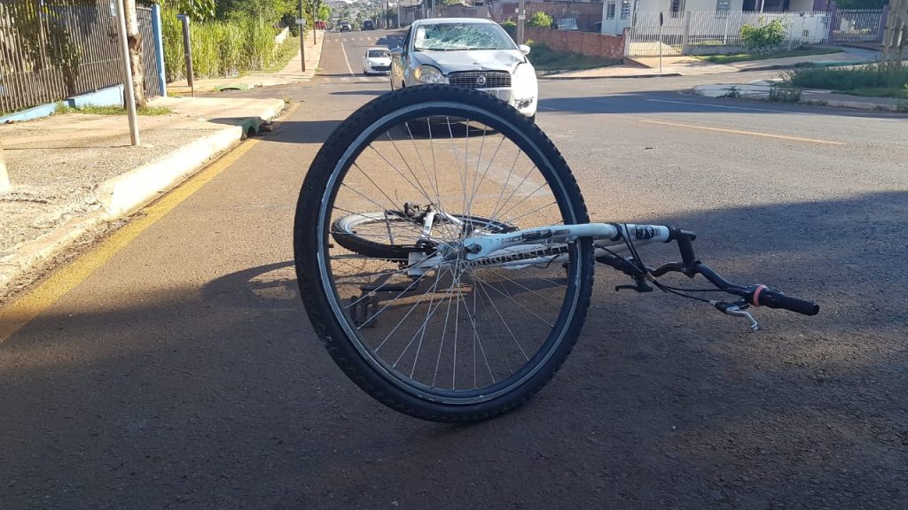 Duas pessoas ficam feridas em colisão entre bicicleta e carro no Bairro Brasília