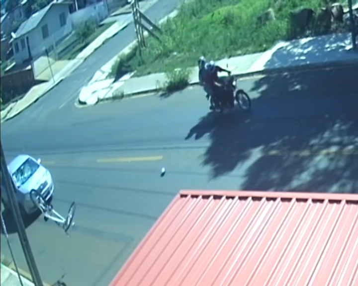 Forte impacto: acidente entre carro e bicicleta no Brasília é registrado por câmera