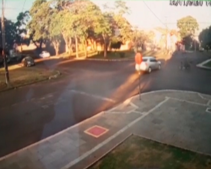 Vídeo mostra colisão entre carro e moto no Bairro Maria Luíza