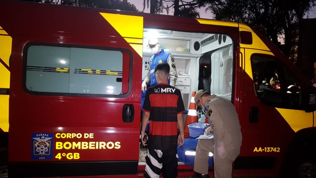 Ciclista é socorrido em acidente na Avenida Brasil