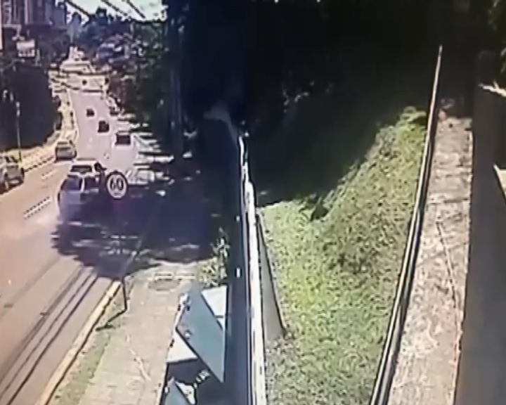 Motorista perde controle e foge após bater contra poste em Curitiba