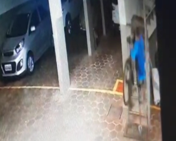 Homem é flagrado furtando bicicleta da marca Absolute em edifício no Centro