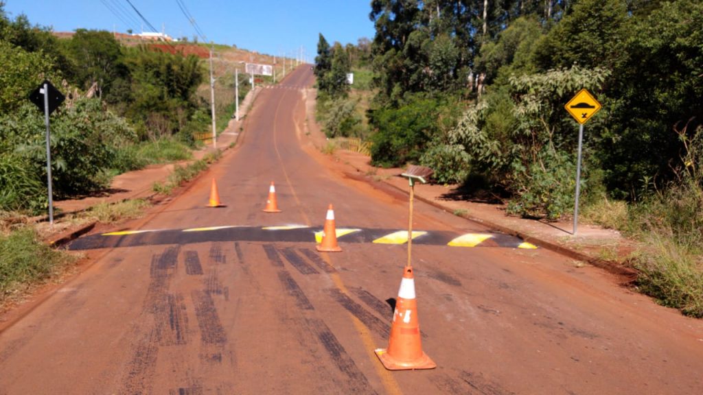 Após instalação de lombada, gradil de ponte na Rua Universitária será revitalizado