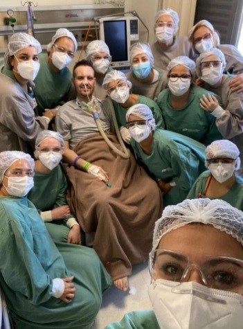 Emoção: Paciente com covid-19 deixa UTI após 101 dias e vê filha andando pela primeira vez